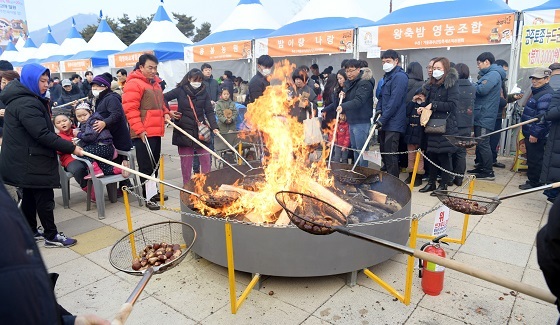 NSP통신-▲겨울공주 군밤축제에 사흘 간 6만 5000여명이 넘는 관광객이 다녀갔다. (공주시)