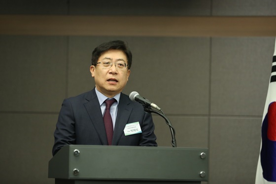 NSP통신-21일 임시총회에서 박재식 전 한국증권금융사장이 후보자연설을 하고 있다. (저축은행중앙회)