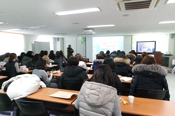 NSP통신-2018년 안산시 학교급식지원센터가 영양사 및 영양교사 직무향상교육을 실시하는 모습. (안산시)