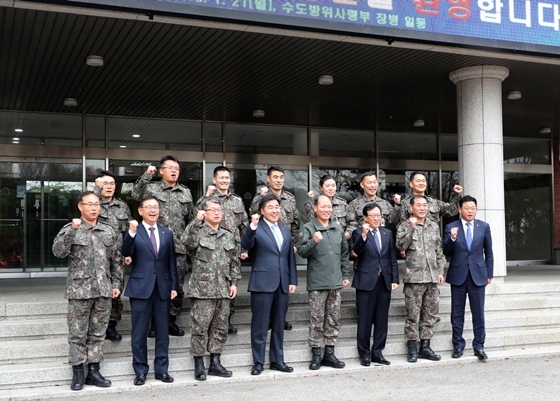 NSP통신-김형 대우건설 대표(첫째줄 왼쪽에서 네번째)와 김정수 수도방위사령관(첫째줄 왼쪽에서 다섯번째)과 장병들이 기념촬영을 하고 있다. (대우건설)