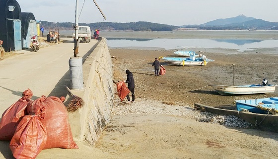 NSP통신-▲서산시가 우리 마을 해양쓰레기는 내가 평가에서 인증마을로 선정됐다. (서산시)