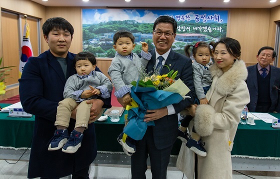 NSP통신-▲김돈곤 청양군수가 지난 14일 청양읍을 시작으로 주민들을 만난다. (청양군)