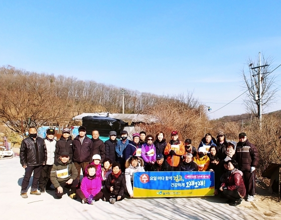 NSP통신-수요일마다 함께 걷기 프로그램에 참여한 어르신들이 기념촬영을 하고 있다. (안성시)