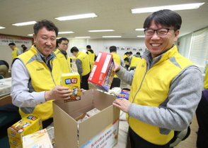 [NSP PHOTO]동서식품, 미혼양육모 위한 응원상자 만들기 나눔 펼쳐