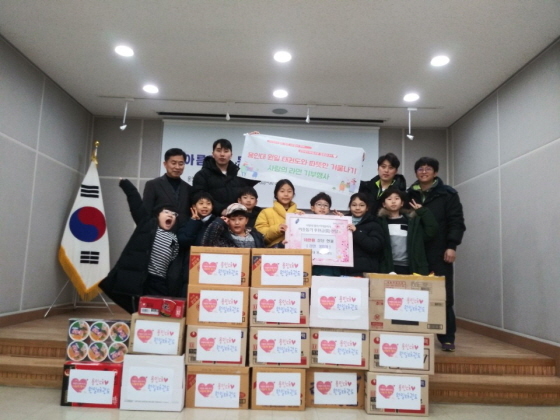 NSP통신-23일 용인대 원일 태권도장 원생들이 어려운 이웃을 위해 써 달라며 라면 500개를 기탁한 가운데 기념촬영을 하고 있다. (용인시)