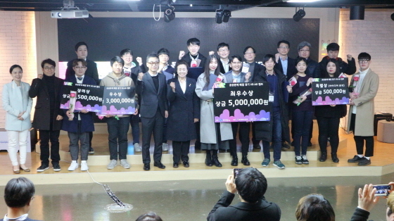NSP통신-24일 광교 경기문화창조허브에서 열린 ART&VR 전시회에 참석한 정윤경 도의원(앞줄 왼쪽에서 여섯번째)이 수상자들과 기념촬영을 하고 있다. (경기도의회)