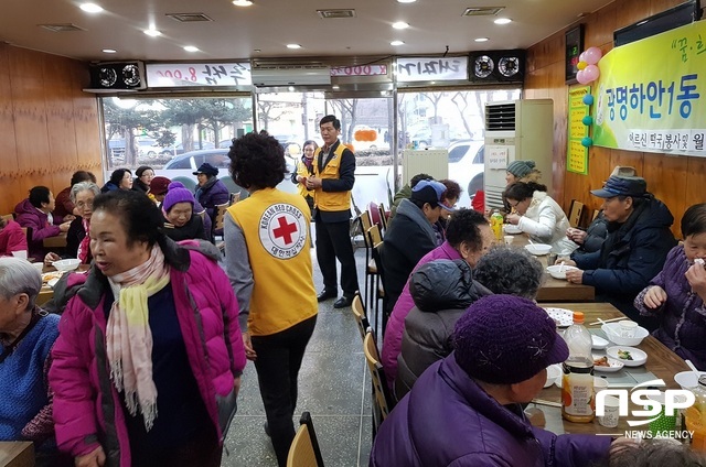 NSP통신-하안1동 지역 어르신들이 떡국을 맛있게 먹고 있다. (박승봉 기자)