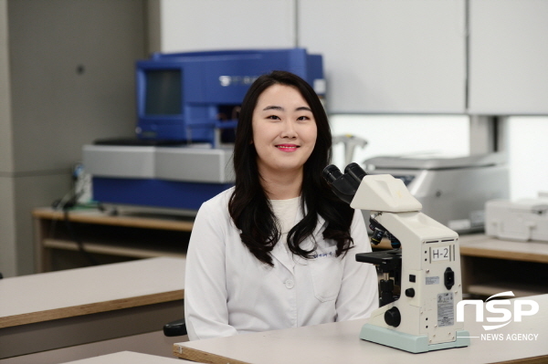 NSP통신-제46회 임상병리사 국가고시 전국 수석을 차지한 대구보건대학교 이승민 학생이 학과 실습실에서 기념촬영을 했다. (대구보건대학교)