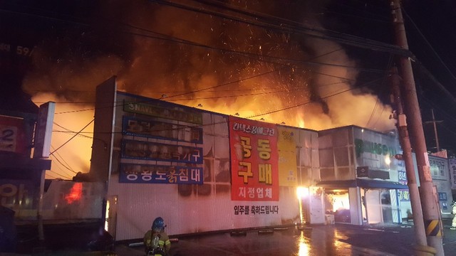 NSP통신-지난 18일 발생한 김포시 북변동 가구 전시장 화재 현장 모습. (김포소방서)