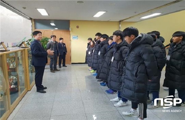 NSP통신-경산교육장이 관내 초등 8개교, 중등 9개교 학교운동부를 대상으로 전지훈련, 합동훈련, 자체훈련 등 동계 강화훈련장을 방문해 격려했다. (경산교육지원청)