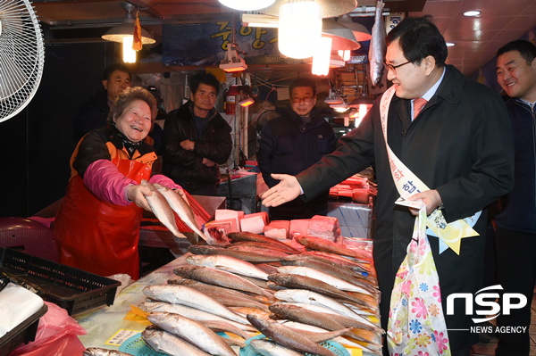 NSP통신-주낙영 경주시장이 28일 경주 중앙시장에서 설 맞이 장보기행사를 가지고 있다. (경주시)