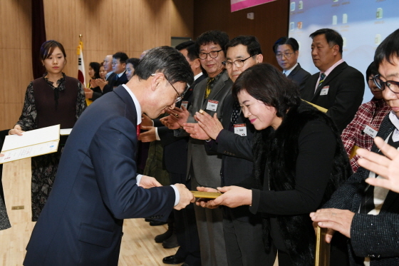 NSP통신-장기도서관 대강당에서 정하영 김포시장이 사회복지 명예공무원을 위촉하고 있다. (김포시)