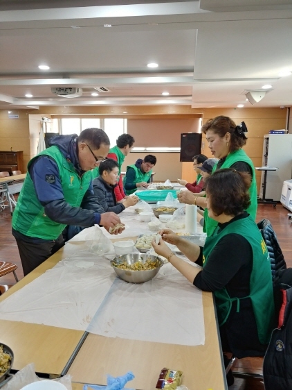 NSP통신-28일 광명5동 새마을 지도자협의회 및 새마을부녀회가 어려운 이웃을 위해 떡국 떡과 만두를 만들고 있다. (광명시)