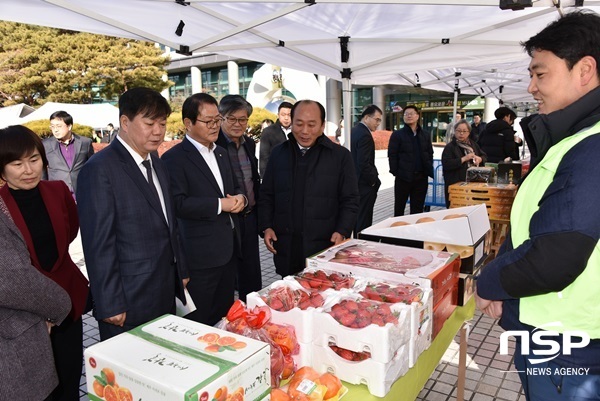 NSP통신-농협광주본부가 29일 광주지검 앞마당에서 개장한 설맞이 농·축산물 직거래장터. (농협광주본부)