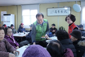 [NSP PHOTO]세명병원 최영욱 이사장, 설맞이 보은의집 배식봉사
