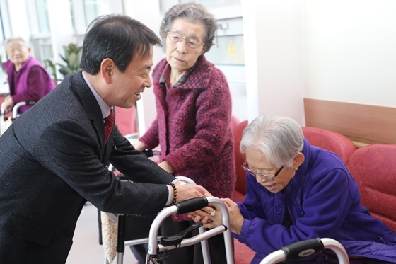 NSP통신-28일 이택용 권선구청장이 관내 어르신들을 만나 안부인사를 나누고 있다. (권선구)