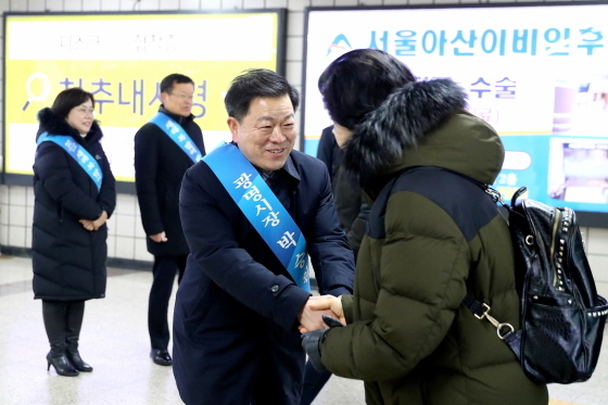 NSP통신-29일 박승원 광명시장이 관내 지하철 역에서 시민들에게 직접 새해인사를 전하고 있다. (광명시)