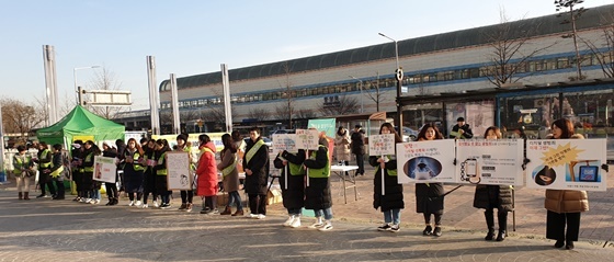 NSP통신-29일 안산시 중앙역에서 아동학대 및 청소년 성폭력 예방캠페인이 펼쳐지고 있다. (안산시)