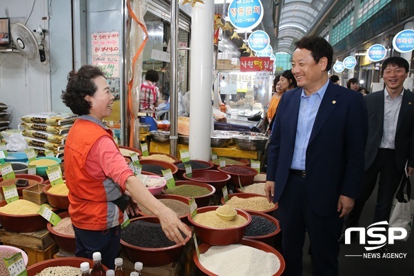 NSP통신-임택 광주 동구청장이 30일 관내 전통시장을 둘러보고 있다. (광주 동구)