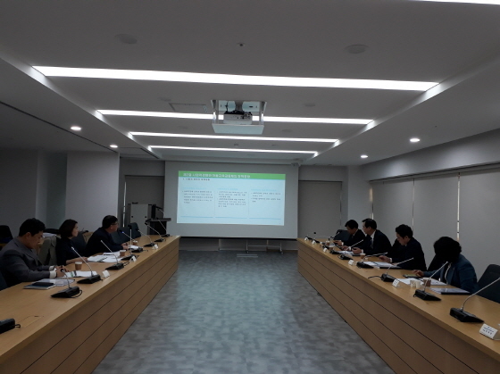 29일 경기도 북부청사 회의실에서 미래형돌봄교육정책연구회 의원들과 관계자들이 사회적 경제와 마을교육공동체가 함께 상생하는 방과후학교 운영방안 연구에 대한 논의를 하고 있다. (경기