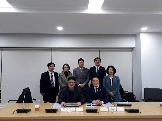 박태희 도의원(앞줄 오른쪽)과 관계자들이 사회적 경제와 마을교육공동체가 함께 상생하는 방과후학교 운영방안 연구에 대해 논의하는 가운데 기념촬영을 하고 있다. (경기도의회)