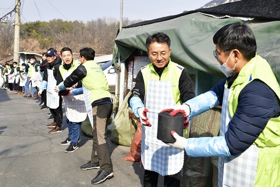 NSP통신-30일 김인태 농협은행 마케팅부문 부행장(오른쪽 두 번째)와 농협1004봉사단이 중계동 백사마을을 찾아 독거 어르신들 댁에 연탄을 배달하고 있다. (농협은행)