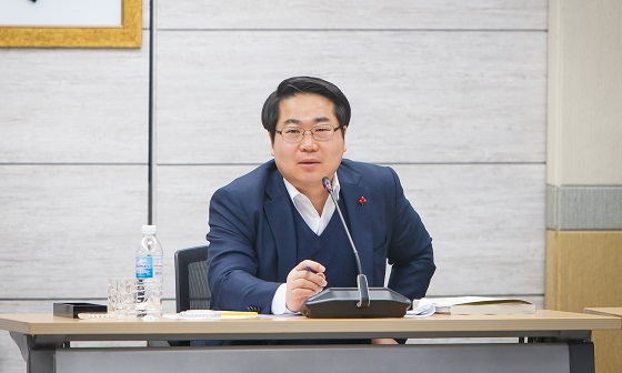 NSP통신-▲오세현 아산시장이 확대간부회의에서 민생현안과 지역경제 활성화에 대해 강조했다. (아산시)