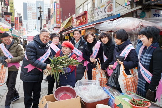 NSP통신-31일 용인중앙시장에서 용인시의회 의원들이 전통시장 살리기 캠페인의 일환인 장보기 체험을 하고 있다. (용인시의회)