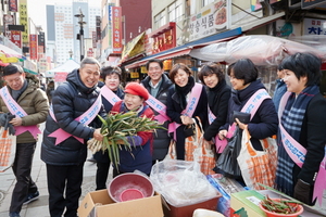 [NSP PHOTO]용인시의회, 설맞이 전통시장 살리기 캠페인 실시