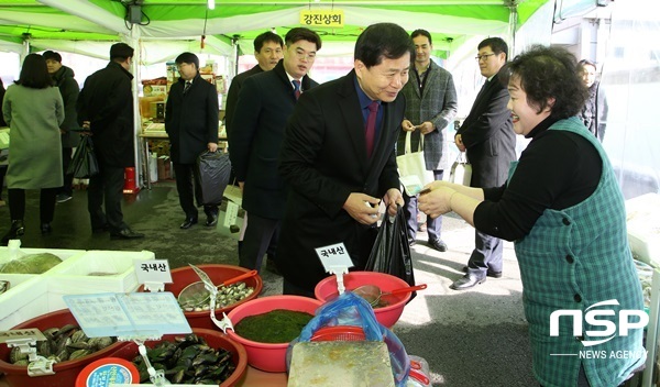 NSP통신-장석웅 전남교육감이 1일 목포 신중앙시장을 찾아 장을 보고 있다. (전남교육청)