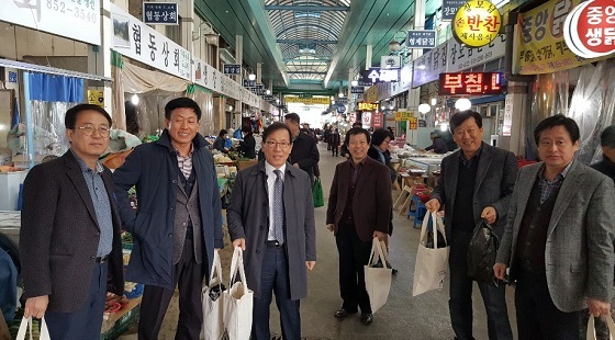 NSP통신-▲공주시청 공직자들이 전통시장을 찾아 장보기 행사를 실시했다. (공주시)