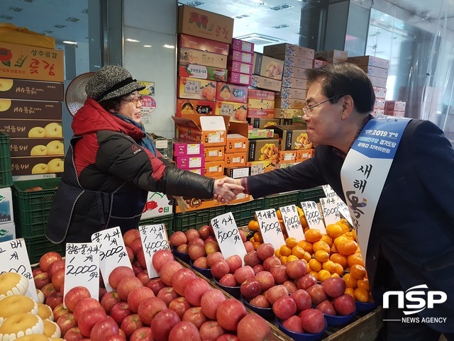 NSP통신-백재현 국회의원(우)이 광명전통시장 상인과 새해 인사를 나누고 있다. (박승봉 기자)