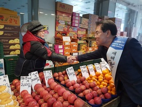 [NSP PHOTO]백재현 의원, 설맞이 전통시장 물가체험·애로사항 청취