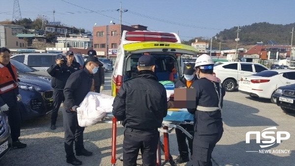 NSP통신-섬마을 응급환자를 돌산 군내항에 대기 중인 119구급차에 인계하는 여수해경 (여수해경)