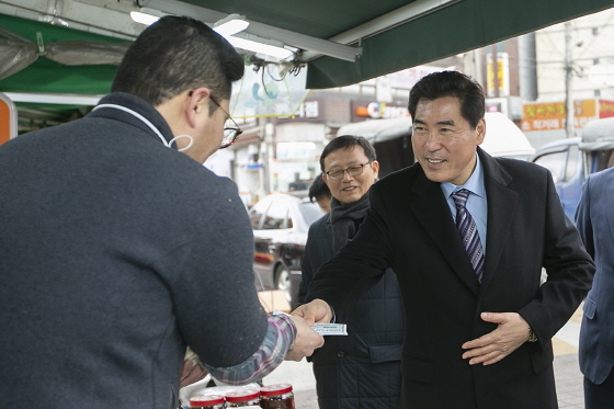NSP통신-김상돈 의왕시장이 의왕사랑상품권으로 전통시장에서 장을 본 뒤 시장상인들과 대화를 하고 있다. (의왕시)
