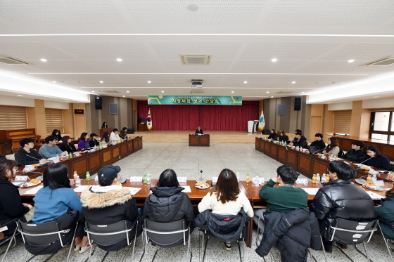 NSP통신-지난 1일 정하영 김포시장이 대학생들과 아르바이트 간담회를 갖고 있다. (김포시)