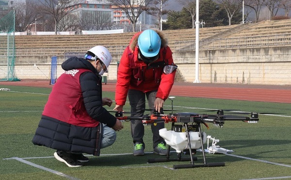 NSP통신-경일대학교 KIU무인항공교육원이 의성군 농민들을 대상으로 드론조종교육을 하고있다. (경일대학교)