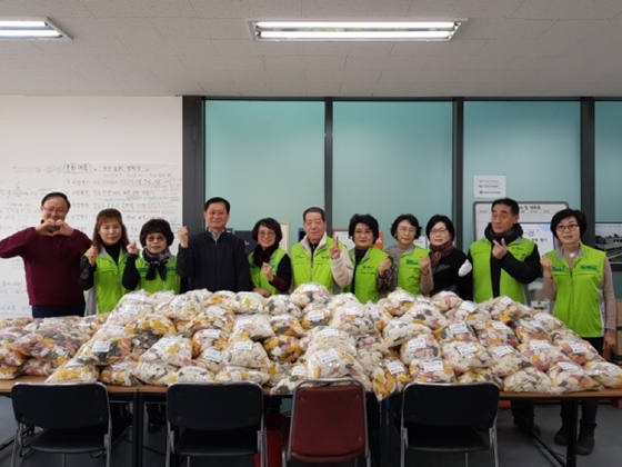 NSP통신-고양시 삼송동 주민자치위의 사랑의 떡국 떡 나눔 행사 기념사진 (고양시)