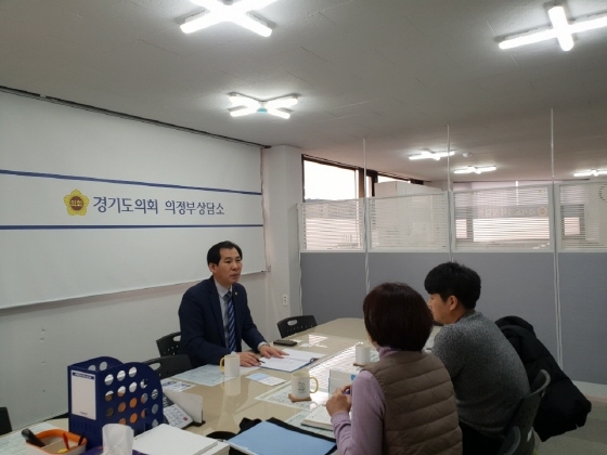8일 경기도의회 의정부상담소에서 이영봉 도의원과 경기북부장애인가족지원센터 관계자 2명이 참석한 가운데 발달장애인 보조기기 사후관리 직무개발사업 발전방안에 대해 논의하고 있다. (경