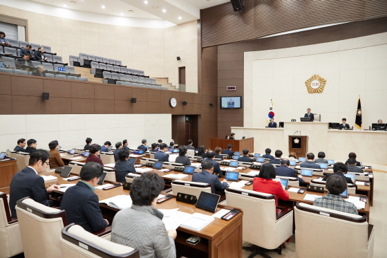 NSP통신-용인시의회 본회의장에서 진행된 본회의에 참석한 시의원들이 용인시의회 주요 업무 추진계획 등을 논의하고 있다. (용인시의회)