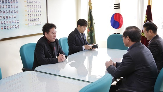 NSP통신-12일 김동규 의장(왼쪽 첫번째)이 한국선진학교를 방문해 학교 관계자들과 대화를 나누고 있다. (안산시의회)