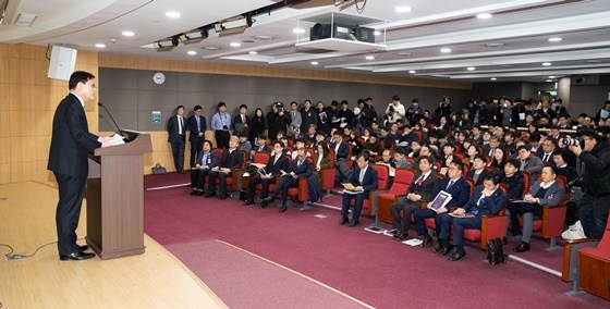 NSP통신-최종구 금융위원장이 13일 서울 여의도 국회의원회관에서 열린 신용정보법 공청회에서 축사를 하고 있다. (금융위)