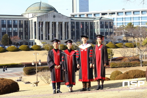 NSP통신-경북대학교 홍보대사들이 학사, 석사, 박사, 학사 학위복 착용 모습(사진 왼쪽부터) (경북대학교)