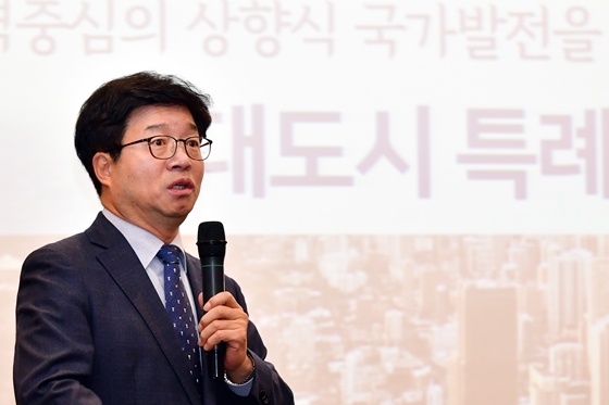 NSP통신-13일 전주 그랜드힐스턴호텔에서 열린 2019 대한민국 국가비전회의Ⅱ에 참석한 염태영 수원시장이 특례시 도입 필요성을 강조하고 있다. (수원시)