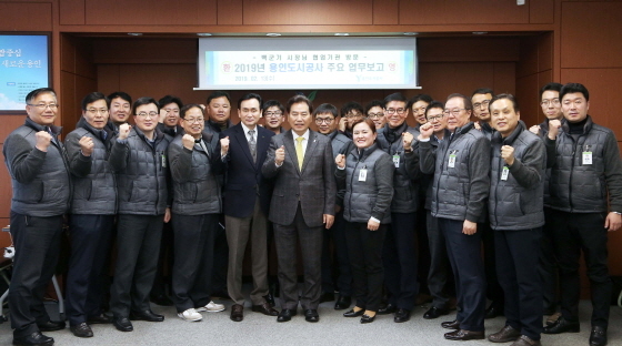 NSP통신-13일 용인도시공사를 방문한 백군기 용인시장(앞줄 왼쪽 여섯번째)이 용인도시공사 임직원들과 기념촬영을 하고 있다. (용인시)