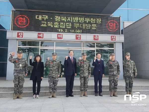 NSP통신-정창근 대구경북병무청장이 해병대 교육훈련단을 방문해 기념촬영을 하고 있다. (대구경북지방병무청)