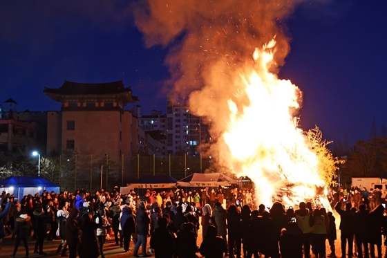 NSP통신-지난해 개최된 온수골 대보름 축제. (권선구)