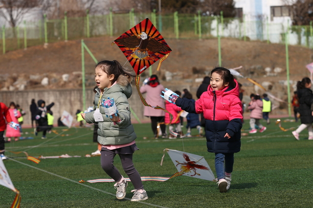 NSP통신-14일 정월대보름 맞이 어린이 연 날리기 한마당에서 어린이들이 연 날리기 놀이를 하고 있다. (광명시)