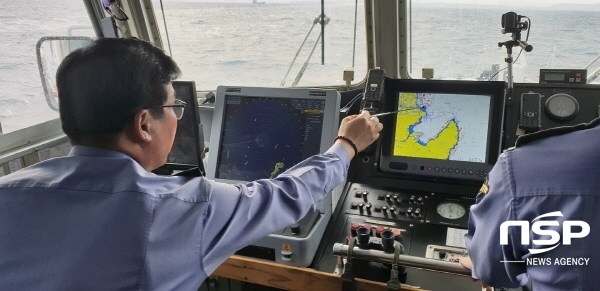 NSP통신-이종욱 포항해양경찰서장이 경비함정에 승선해 해상 현장 점검을 하고 있다. (포항해양경찰서)