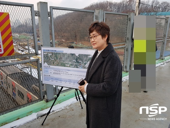 NSP통신-이윤승 고양시의회 의장이 현대건설의 덕양구 행신 수로박스 공사 현장을 방문하고 있다. (윤민영 기자)